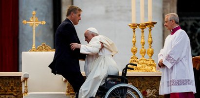 Co się dzieje z papieżem Franciszkiem!? Smutne zdjęcia z Watykanu