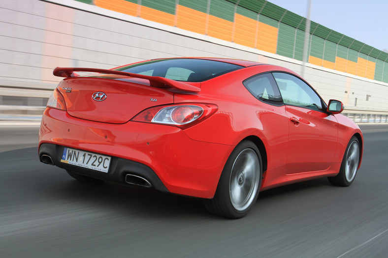 Hyundai Genesis Coupe: czerwony palacz gumy