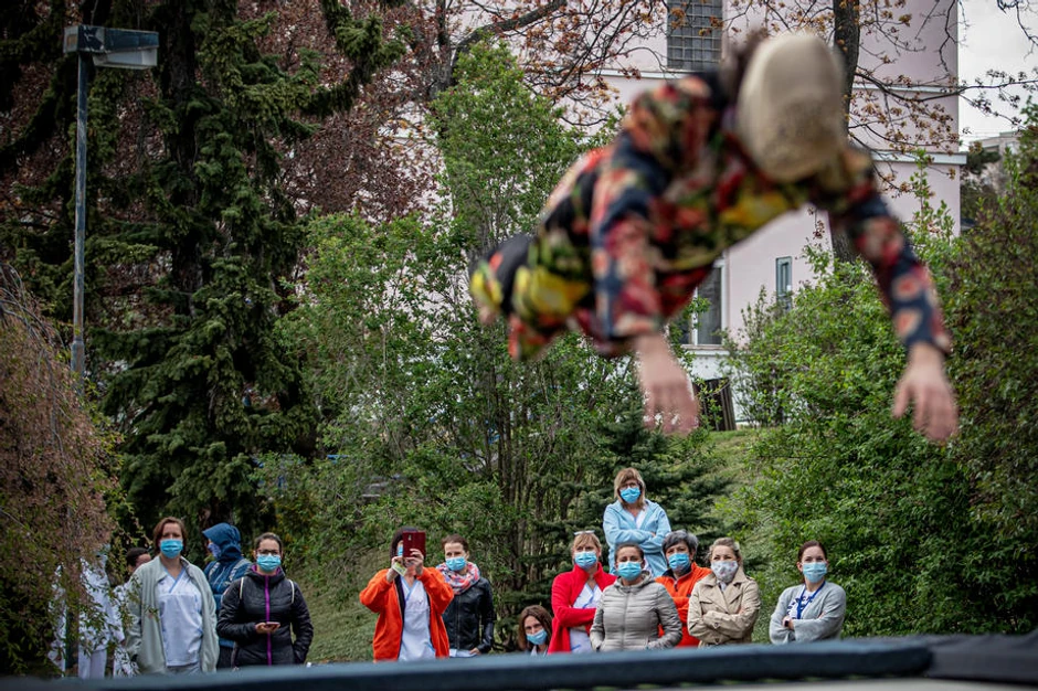 Radnici bolnice u Pragu gledaju uličnu predstavu