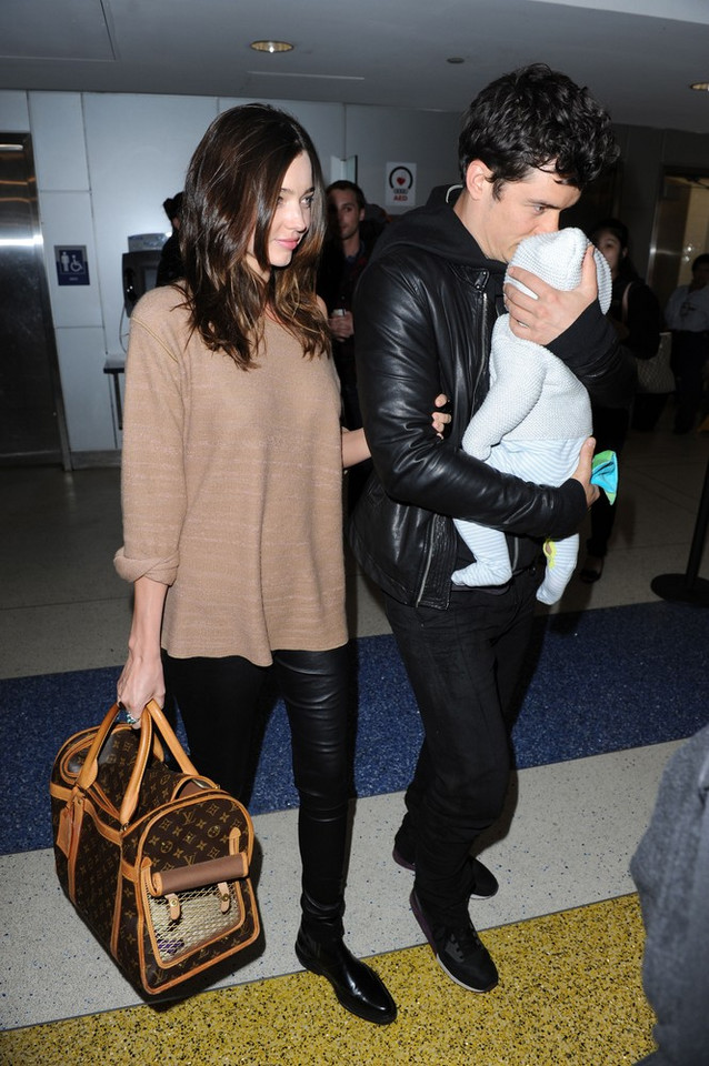 Miranda Kerr i Orlando Bloom z synem na lotnisku w Nowym Jorku