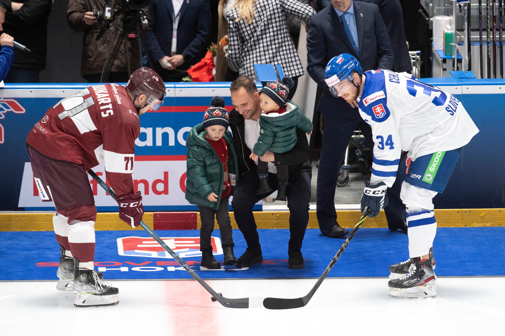 Bývalý kapitán slovenskej hokejovej reprezentácie Andrej Sekera vhadzuje symbolicky puk pred zápasom Vianočného Kaufland Cupu Slovensko – Lotyšsko.