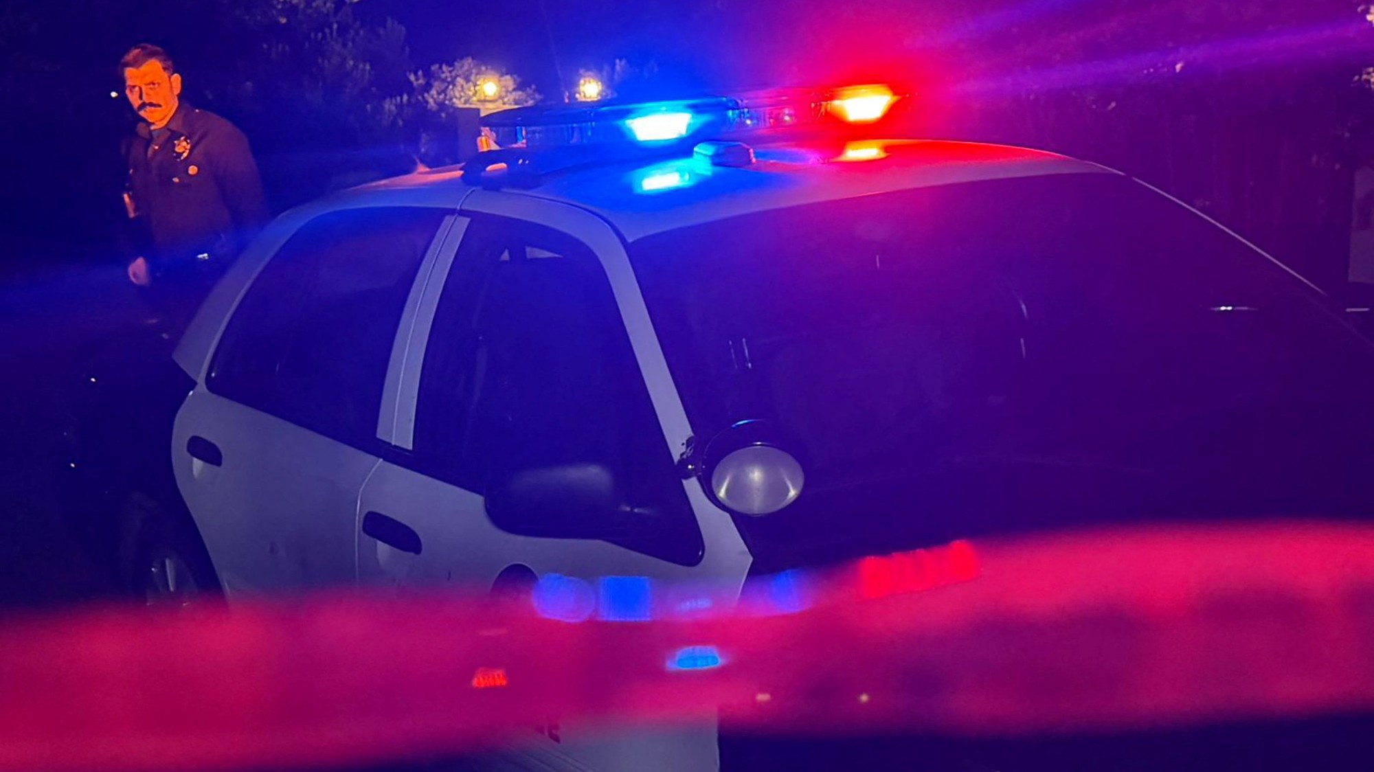 Polícia v ulici, kde sa nachádza dom amerického režiséra, herca a producenta Roba Reinera a jeho manželky Michele Singerovej Reinerovej v Los Angeles.