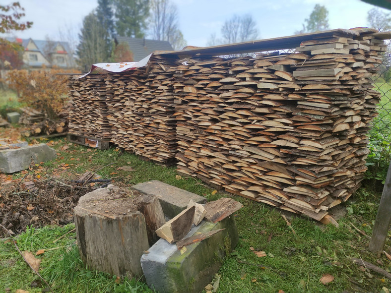 Składy drewna stojące przed domami na Podhalu