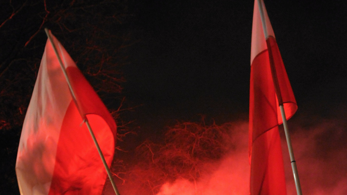 "Precz z żydowstwem", "Wielka polska narodowa" czy "Raz sierpem raz młotem w czerwoną hołotę" - to hasła, które skandowali w sobotę uczestnicy manifestacji na Rynku Głównym w Krakowie - podaje Radio Kraków.