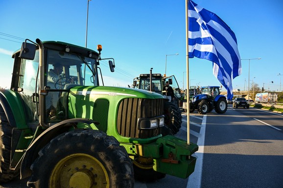 (FOTO, VIDEO) PROTESTI ŠIROM GRČKE ULAZE U NOVU FAZU Blokirani auto-putevi i granični prelazi: Poljoprivrednici razmatraju dalje akcije