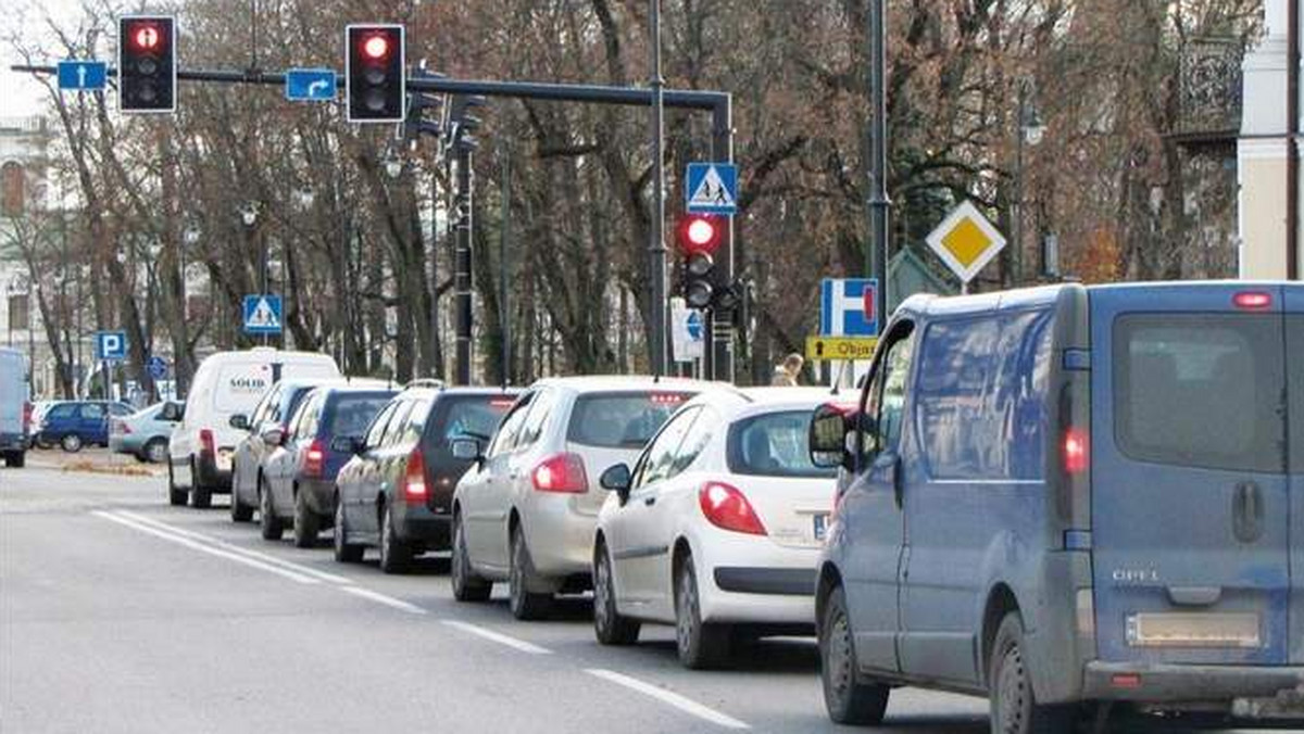 Od dwóch dni w samym centrum Suwałk pojawiają się korki, jakich wcześniej nie było. Włączono bowiem sygnalizację świetlną na skrzyżowaniu Kościuszki z Piłsudskiego.