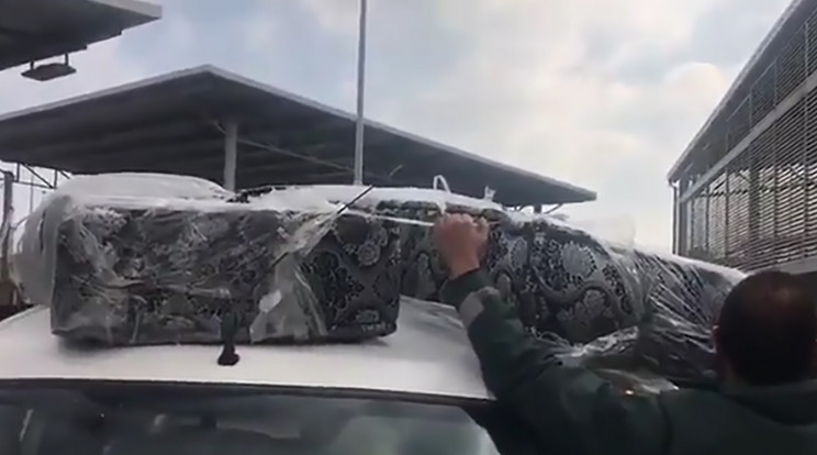 A spanyol határőrök leemelték a matracokat a tetőcsomagtartóról