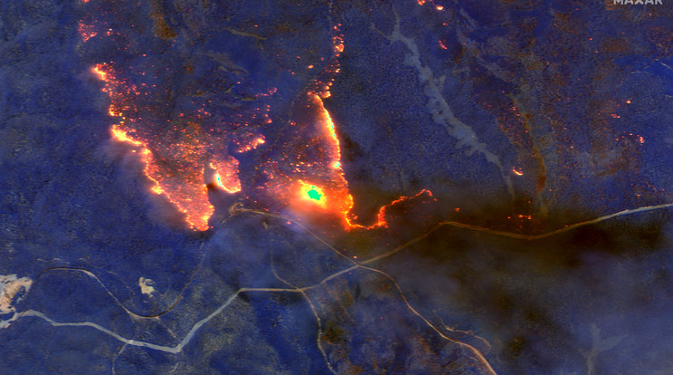 A Maxar Technologies által közreadott, 2020. január 4-én készített műholdkép a Victoria államban fekvő Orbost környékén pusztító bozóttűzről. Fotó: MTI/EPA/MAXAR TECHNOLOGIES