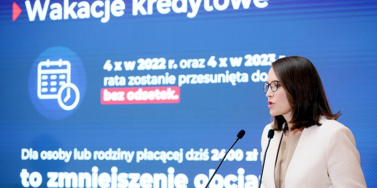 Minister finansów podczas konferencji zapowiadającej wprowadzenie wakacji kredytowych.