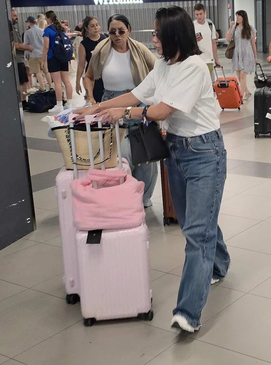 Đanijeva Slađa sa ćerkom na aerodromu