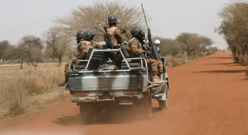 Des soldats burkinabè patrouillent sur la route de Gorgadji dans le Sahel, au Burkina Faso le 3 mars 2019. REUTERS/Luc Gnago