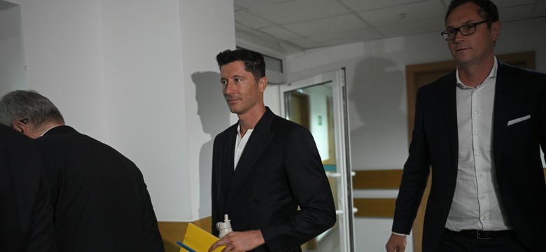Robert Lewandowski opuścił sąd w asyście policji. Nie odpowiedział na pytania