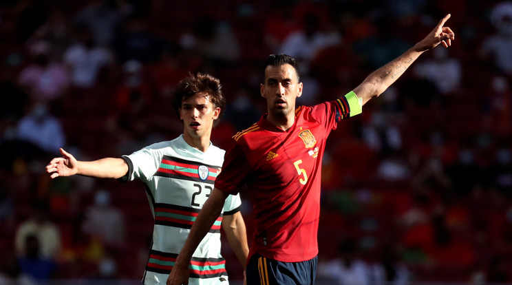 A koronavírusos Sergio Busquets 61 percig volt a pályán a spanyol-portugál válogatott meccsen. / Fotó: EPA/Kiko Huesca