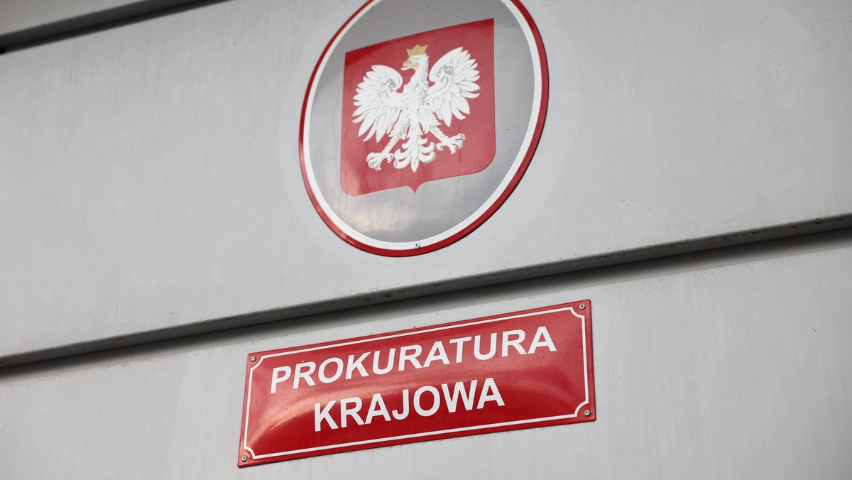 Wydział Spraw Wewnętrznych Prokuratury Krajowej prowadzi śledztwo dotyczące zdarzeń wokół działań Ewy Wrzosek. Wirtualna Polska ujawniła, że prokurator przygotowywała wnioski do sądów, które miały zablokować działania PiS w sprawie mediów publicznych. Dokumenty miały powstać poza siedzibą prokuratury. W sprawie pojawia się także wątek kancelarii prawnej, która obecnie obsługuje media publiczne.