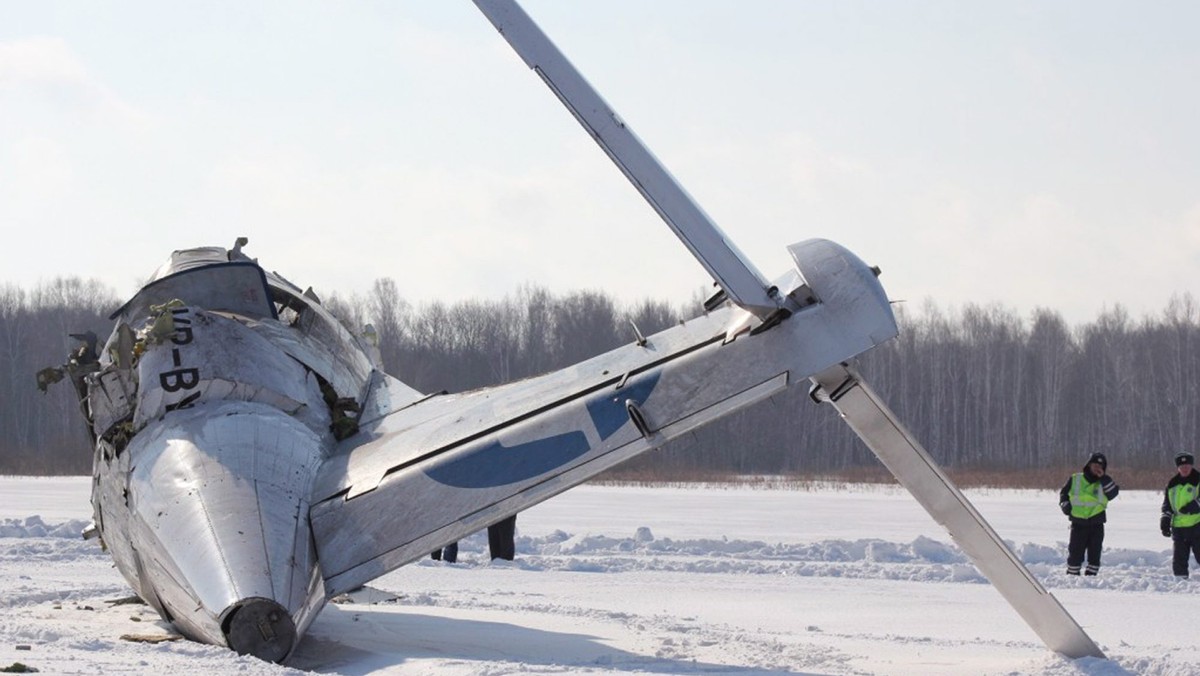 Świat zelektryzowała dziś informacja o tragicznym wypadku samolotu pasażerskiego na Syberii, w którym zginęło 31 osób. W koalicji PO-PSL nadal dochodzi do tarć w związku z reformą emerytalną. Politycy PSL postanowili uderzyć w PO plakatami. Także dzisiaj pojawiła się informacja, że matka sześciomiesięcznej Madzi może usłyszeć kolejne zarzuty. Na świecie głośnym echem odbiła się także sprawa "afery plagiatowej". W jej wyniku prezydent Węgier Pal Schmitt podał się do dymisji.
Dowiedz się więcej o najważniejszych wydarzeniach mijającego dnia w podsumowaniu Onetu.