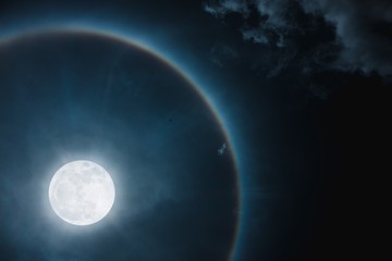 A Holdgyűrűt vagy a Holdglóriát a fény törése és visszaverődése okozza a nagy magasságban lévő vékony, szálkás, cirrus vagy cirrostratus felhőkben szuszpendált jégkristályok miatt. Ahogy a fény áthalad a jégkristályokon, 22 fokos szögben meghajlik, és 22 fokos fényudvart hoz létre.