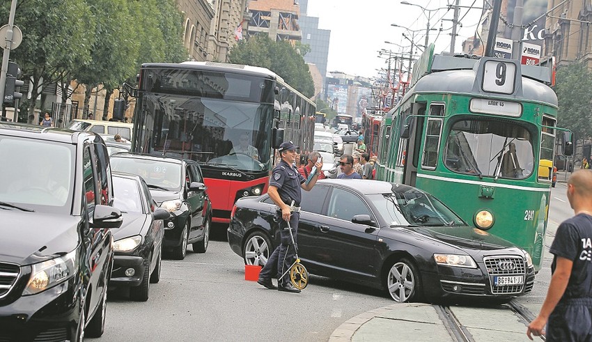 Audi se našao na šinama, a nije propustio tramvaj koji ima prednost