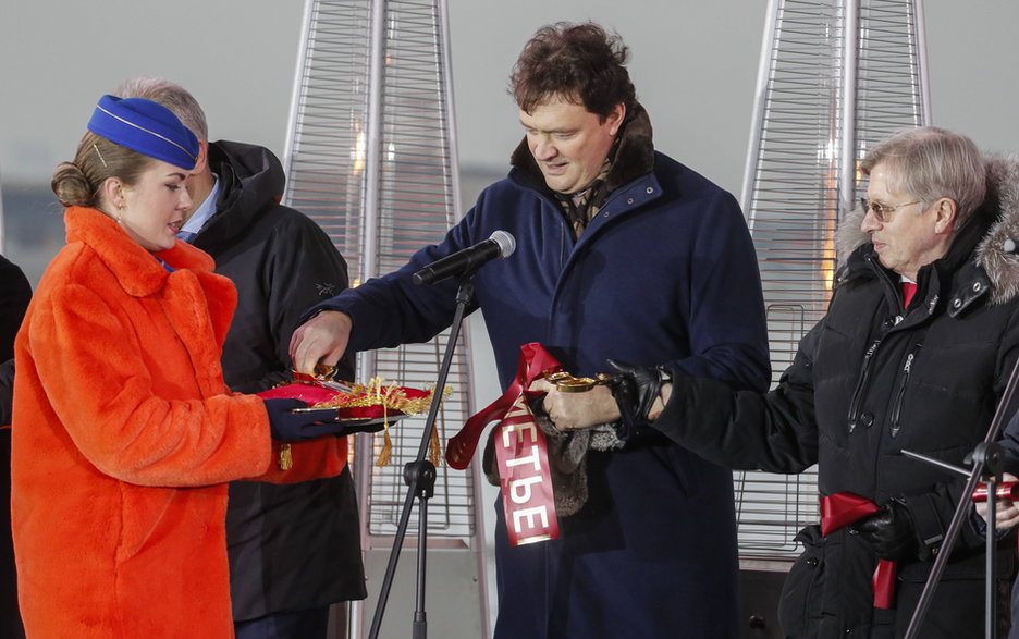 Michaił Połubojarow i Witalij Saweljew podczas otwarcia po przebudowie pierwszego pasa startowego na lotnisku Szeremietiewo w Moskwie. Rosja, 24 grudnia 2020 r.
