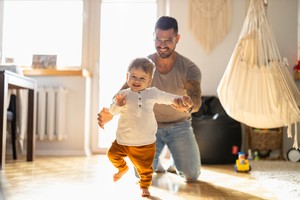 Dyrektywa work-life balance wchodzi w życie. Tata zostanie włączony w opiekę nad dzieckiem