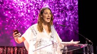 Mérő Vera író az őt gyalázó kommenteket viselte a ruháján a GLAMOUR Women of the Year gálán