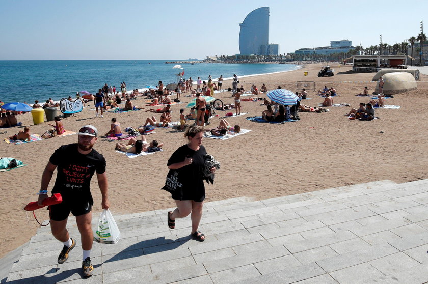 Ewakuacja plaży w Barcelonie. W morzu znaleziono bombę