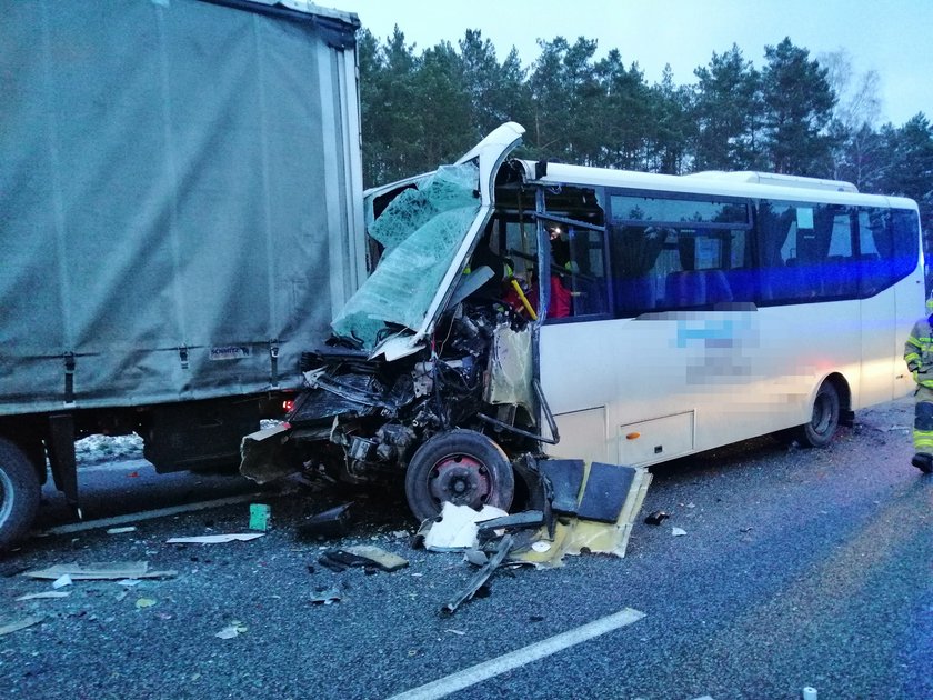 Zderzenie autobusu i ciężarówek. Dramatyczny wypadek pod Wyszkowem