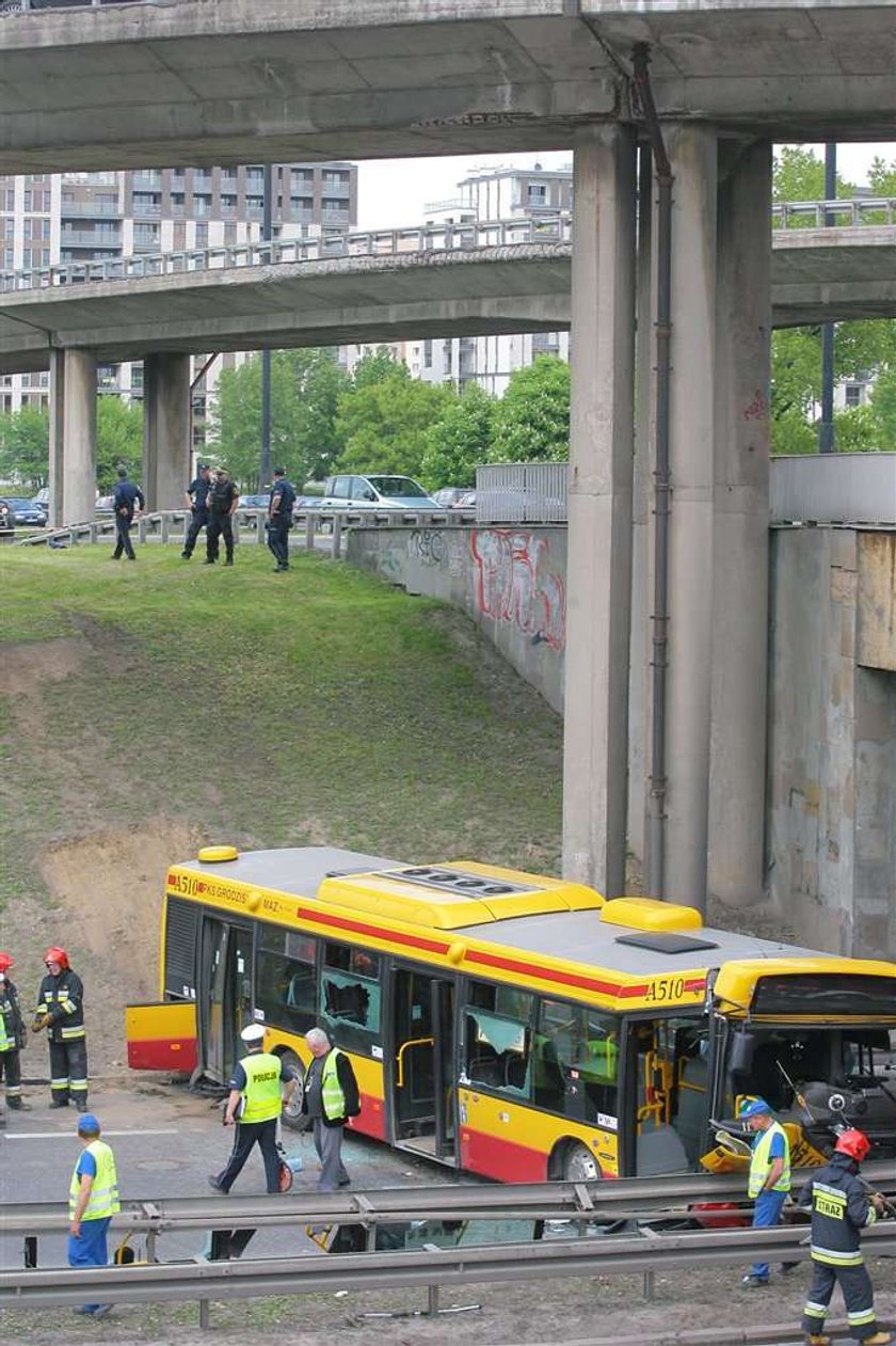 Zarzuty dla kierowcy autobusu, który zsunął się ze skarpy