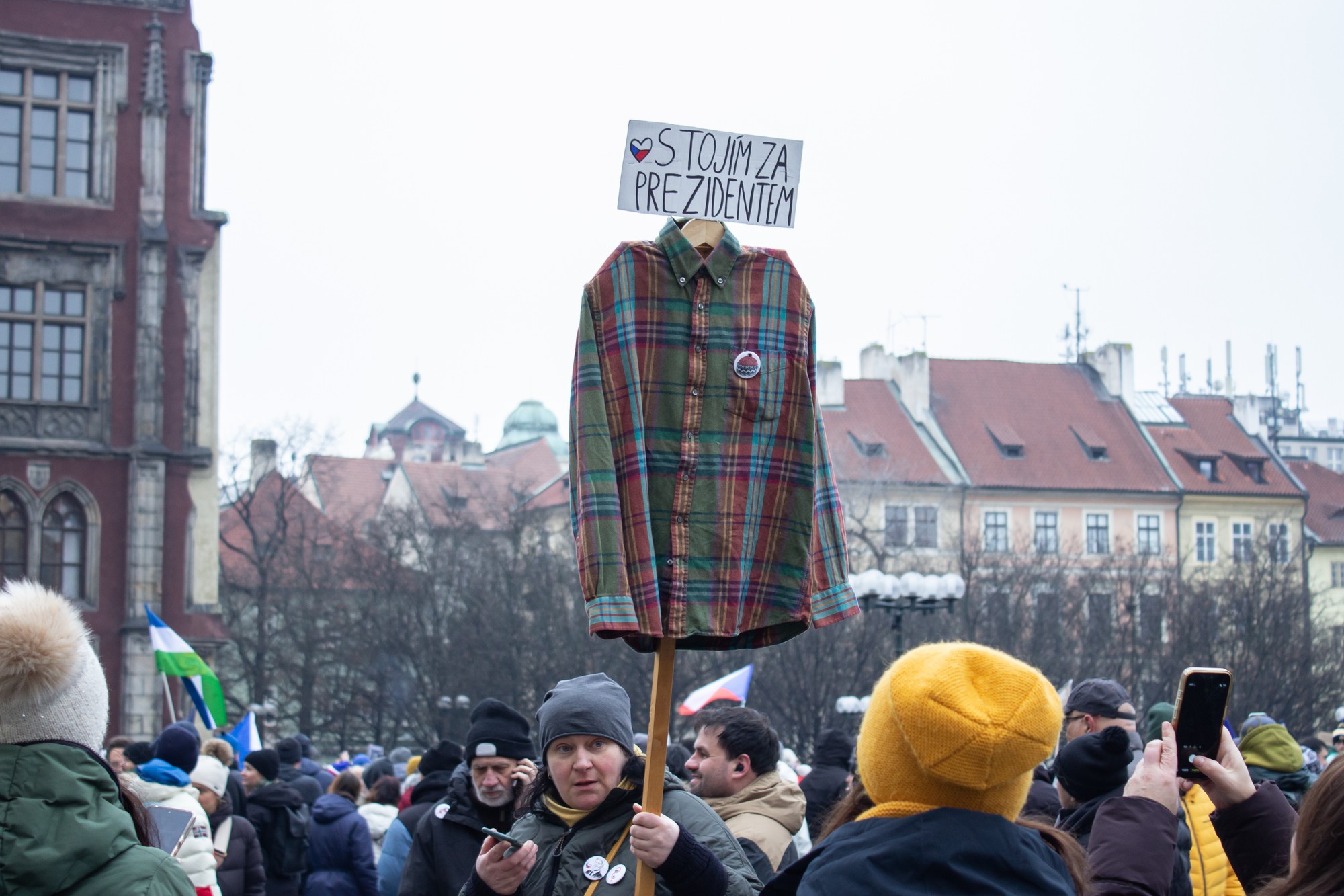 V Prahe sa na podporu prezidenta Pavla zišli desaťtisíce ľudí.