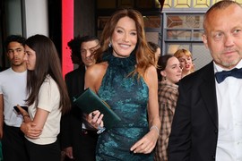 Zavela ČUVENOG FILOZOFA, rodila mu sina, pa spavala sa SVEKROM? Kada pogleda OCA I DEDU SVOG DETETA, seti se ovog skandala, i nije jedini u njenom životu:  Najveći zavodnici padali na njene čari, a ona u 57. OBARA S NOGU