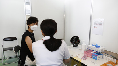 Koronavírus: miközben tombol a járvány, újabb egymillió adag szennyezett vakcinát hívtak vissza Japánban 