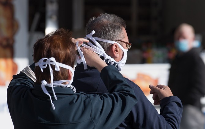 Obratite pažnju na pravilno stavljanje i skidanje maske i rukavica. Masku postavite na lice tako da vam pokrije i nos i usta, a da što bolje prilegne na lice