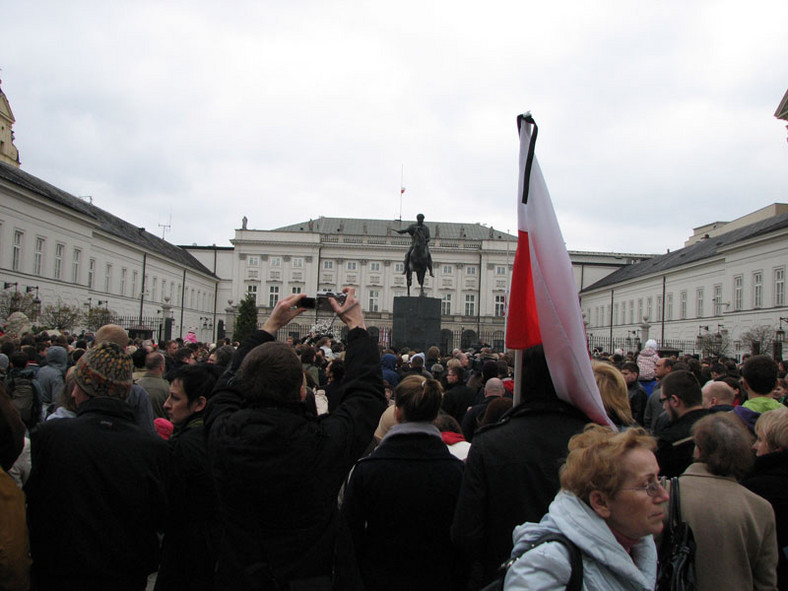 Ludzie zebrali się przed pałacem prezydenckim