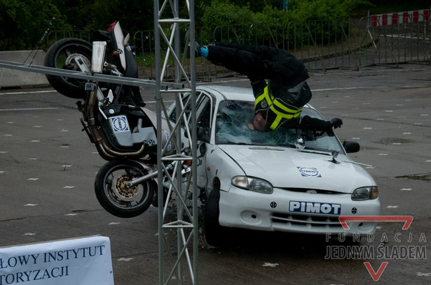 Sprawdzili, jak ginie motocyklista. Wstrząsające wideo z testu zderzeniowego