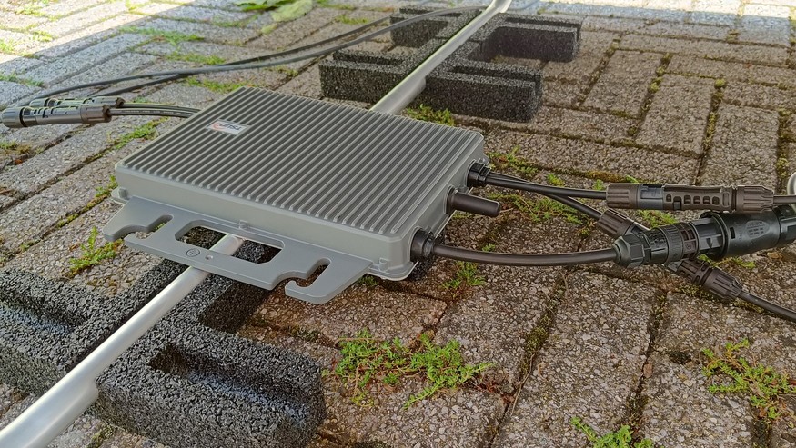 Priwatt Priflat XL setinde yer alan invertöre WLAN üzerinden rahatlıkla erişilebilir.