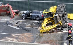 Paraliż autostrady A4 po wypadku w Zabrzu. Ciężarówka wioząca koparkę przecięła bariery