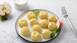 pyszny obiad na środę. podajemy przepis, ty gotujesz. leniwe knedle z jabłkami