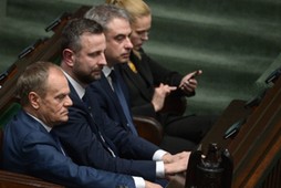 Koalicja trzyma się razem? Donald Tusk, Władysław Kosiniak-Kamysz, Krzysztof Gawkowski i Barbara Nowacka na sali obrad Sejmu.