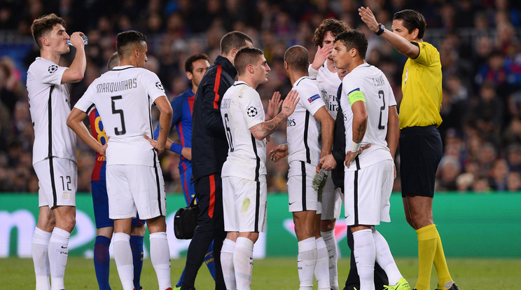 A PSG játékosai nem voltak elégedettek a játékvezető teljesítményével /Fotó: AFP