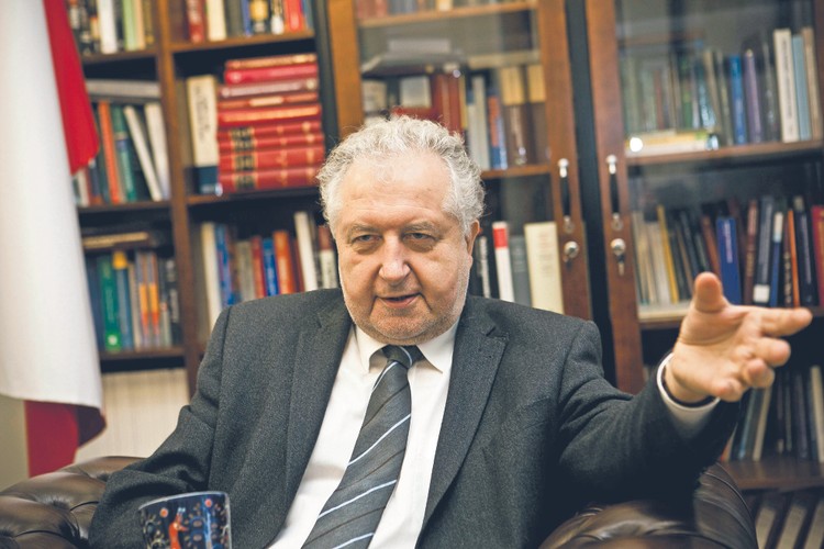 <strong>36. Andrzej Rzepliński, prezes Trybunału Konstytucyjnego, awans z pozycji 47.</strong>
<br></br>
Pod jego przewodnictwem TK niejednokrotnie występował przeciwko niekontrolowanej ingerencji państwa w prywatność obywateli, o czym świadczy chociażby stwierdzenie częściowej niekonstytucyjności przepisów o dostępie służb do billingów i podsłuchów oraz o zasadach tworzenia rejestrów medycznych przez ministra zdrowia. Profesor Rzepliński aktywnie zaangażował się w obronę niezawisłości sędziów z PKW, kiedy opozycja zarzuciła im udział w sfałszowaniu wyborów samorządowych. Ponownie dał też wyraz swojemu przekonaniu, że TK nie może orzekać w oderwaniu od finansów państwa. Głośnym tego przykładem był niejednomyślny wyrok w sprawie podwyższenia wieku emerytalnego. W ostatnich dniach wzbudził kontrowersje, manifestując przywiązanie do wiary katolickiej i przyjmując papieskie odznaczenie za zasługi dla Kościoła.
<br></br>
EŚ
<br></br>