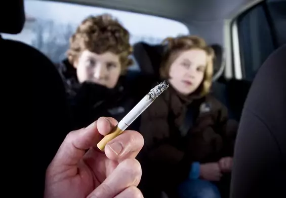 Tak trujemy dzieci - palenie przy nich w aucie powinno być zabronione