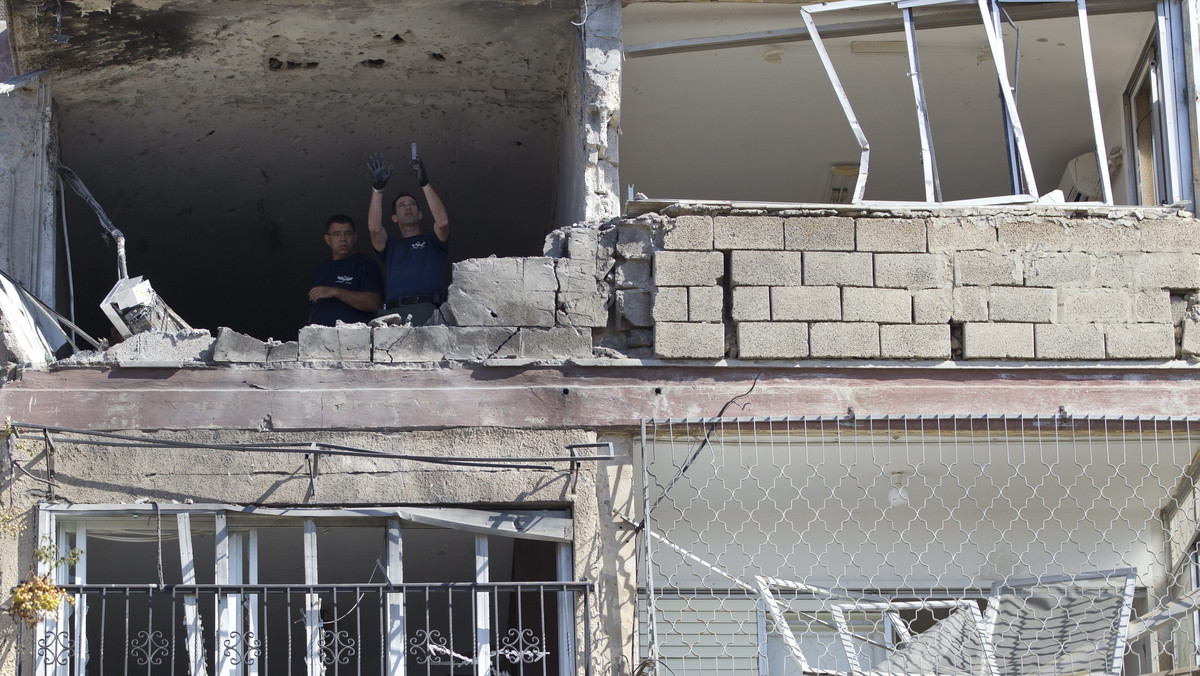 W Tel Awiwie spadła rakieta wystrzelona ze Strefy Gazy - podał Reuters, powołując się na izraelską rozgłośnię wojskową. Według tego źródła atak nie spowodował ofiar. Mimo to w mieście ogłoszono alarm lotniczy.