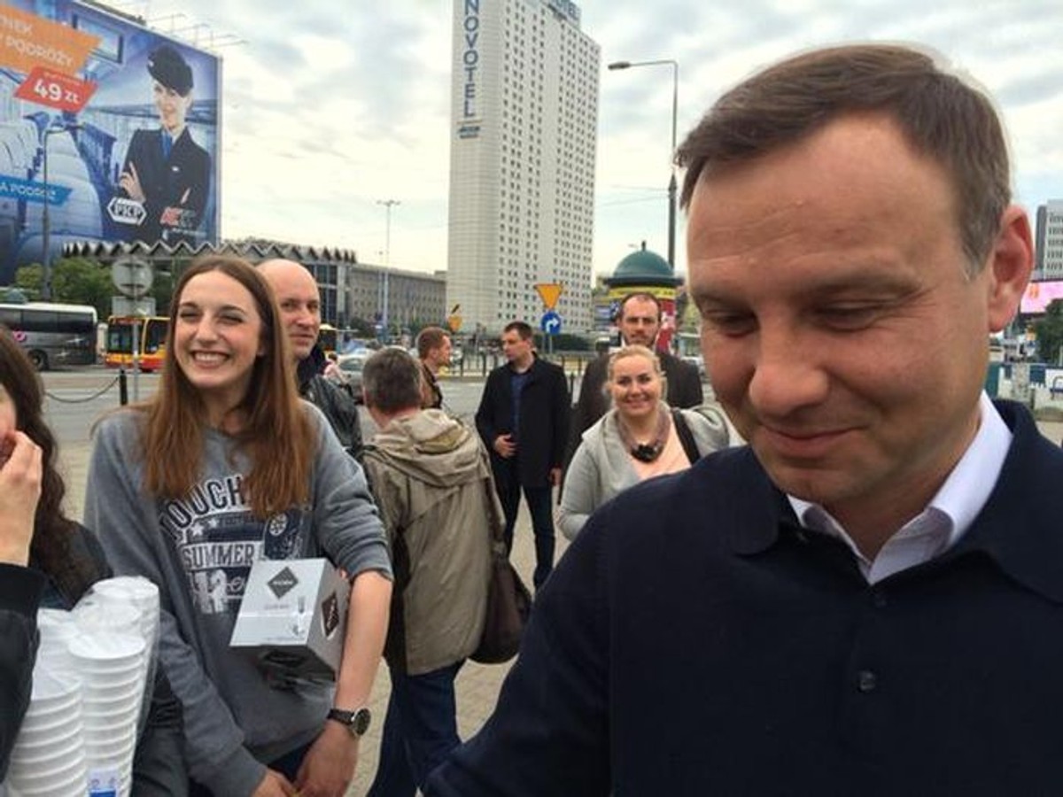 Andrzej Duda rozdaje kawę przechodniom
