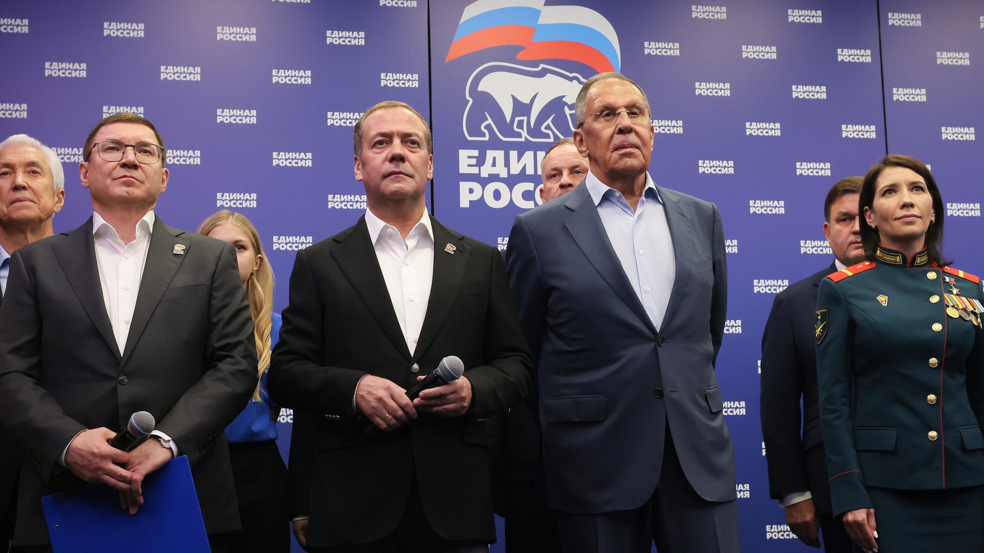 Na snímke ruský exprezident a predseda strany Jednotné Rusko Dmitrij Medvedev (uprostred) a ruský minister zahraničných vecí Sergej Lavrov (uprostred vpravo) sledujú predčasné výsledky parlamentných volieb v Moskve v nedeľu 20. septembra 2026.