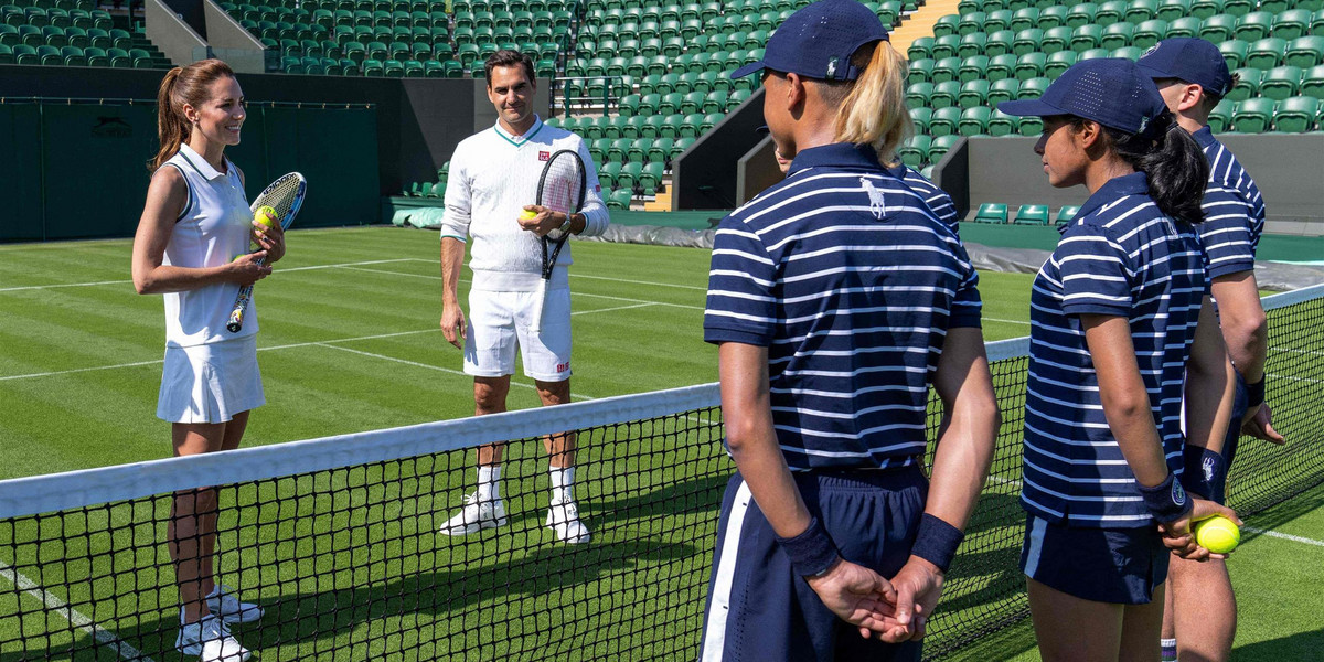 Kate Middleton razem z Rogerem Federerem pojawili się na wimbledońskiej trawie. Nie wszystko poszło idealnie. 