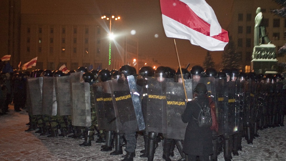 Wśród osób zatrzymanych w Mińsku po niedzielnych wyborach prezydenckich na Białorusi jest dziewięciu obywateli Rosji - poinformowała we wtorek agencja ITAR-TASS, powołując się na przedstawiciela ambasady Rosji w Mińsku.