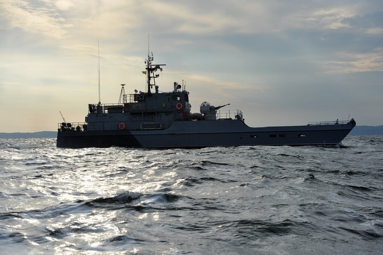 Innym zadaniem do przećwiczenia będzie likwidację skażeń na trałowcu i kutrze transportowym .<br><br> fot. (ukit) PAP/Marcin Bielecki