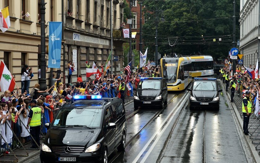 Siostra Chmielewska z synem w tramwaju z papieżem