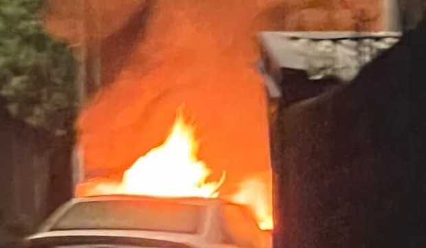 Gori automobil na Zvezdari