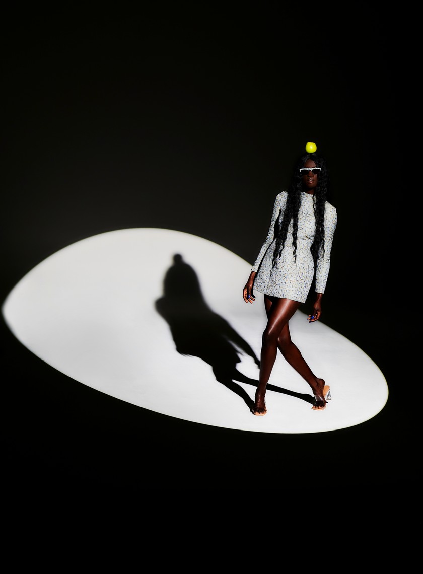 NOMADISSEM Ausgestelltes Rundhalskleid Tlingit aus Leinen und recyceltem Polyesterjacquard. LARMA Sonnenbrille aus Azetat.