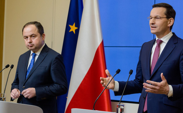 Premier Mateusz Morawiecki i wiceminister spraw zagranicznych Konrad Szymański